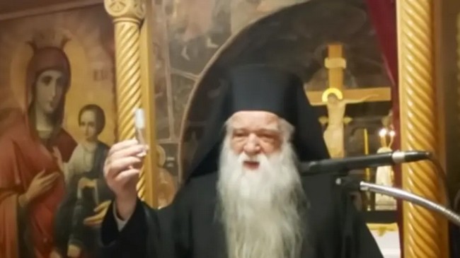 Αρθρογράφος υβρίζει ως «ψεκαστήρι» τον Μεγάλο Αγιασμό