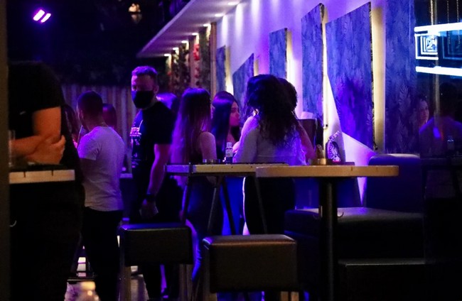 Ο πόλεμος στην Ουκρανία καταργεί τα μέτρα για τον Κορωνοϊό