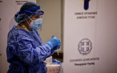 Πέθαναν από κορωνοϊό 1.261 τριπλά εμβολιασμένοι στην Ελλάδα