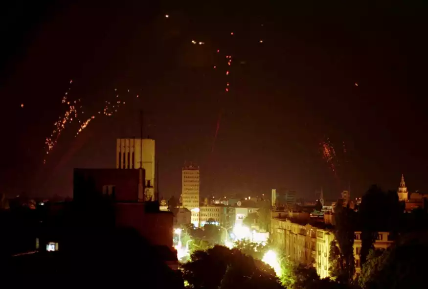 Το ΝΑΤΟ βομβαρδίζει τη Γιουγκοσλαβία: Η Ιστορία παραγράφει τις αμαρτίες των δυνατών – Οι άμαχοι πληρώνουν πάντα τα λάθη των ανίσχυρων