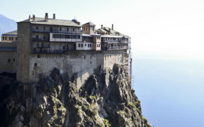 Φανταστικές Ιστορίες “κατασκοπείας και αντικατασκοπείας” στο Άγιον Όρος, με φόντο τον πόλεμο στην Ουκρανία, από τον “ηγούμενο” Βαρθολομαίο