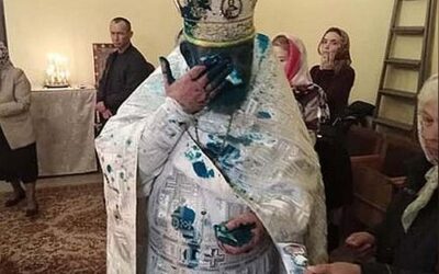 Εθνικιστές έριξαν πράσινο αντισηπτικό διάλυμα πάνω σε ιερέα της Ουκρανικής Ορθόδοξης Εκκλησίας