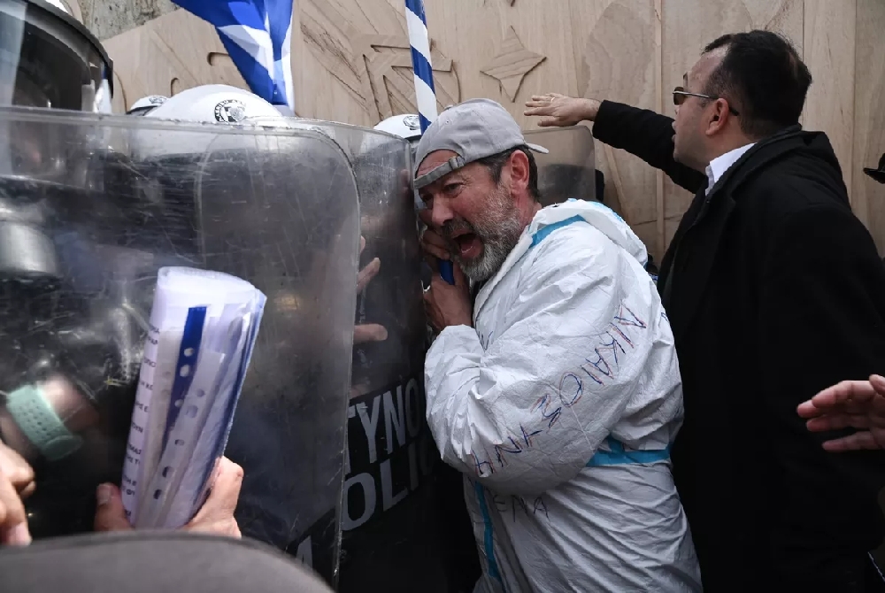 Τα πέντε «γιατί» στην αναστολή των υγειονομικών