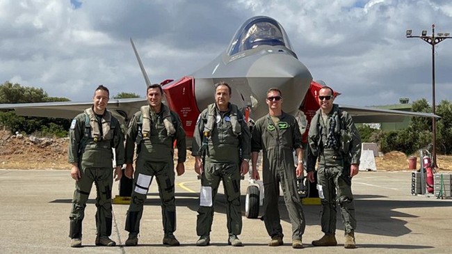 Ο αρχηγός της Πολεμικής Αεροπορίας πέταξε με F-16 και μετείχε σε εναέρια μάχη εναντίον F-35!