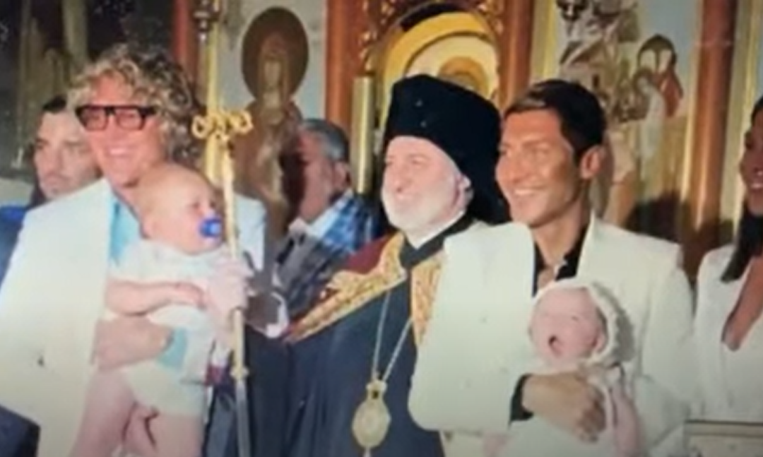 Δείτε το βίντεο “Ο Αμερικής Ελπιδοφόρος ευλόγησε τη βάφτιση υιοθετημένων παιδιών gay ζευγαριού στην Αθήνα”, στην Μητρόπολη Γλυφάδας.