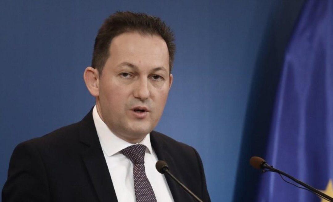Πέτσας: Ζήτησε συγγνώμη από «όσους ένιωσαν προσβεβλημένοι» με τη δήλωσή του