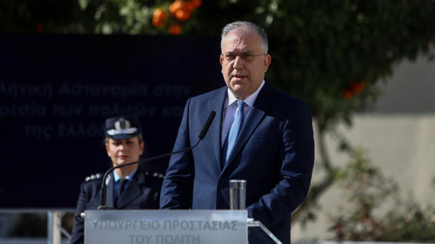 Εντολή Θεοδωρικάκου για πειθαρχικό έλεγχο του αστυνομικού που συνομιλούσε με την 12χρονη στα Σεπόλια