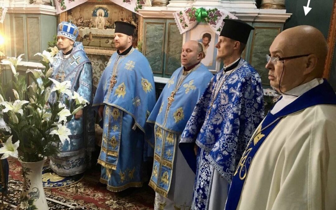 “Αρχιεπίσκοπος” της (ψευδο)Ουκρανικής Εκκλησίας συλλειτούργησε με “Καθολικό” (παπικό) ψευδο-Ιερέα