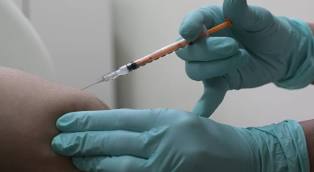 Πώς συνδέονται τα εμβόλια για Covid με την εκτόξευση των ποσοστών καρκίνου;