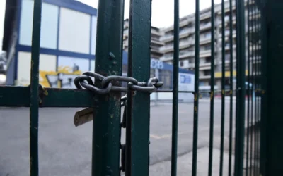 Άγριο ξύλο σε σχολείο στο Αιγάλεω: Μαθητής τσακώθηκε με τον διευθυντή και μεταφέρθηκε σε νοσοκομείο (βίντεο)