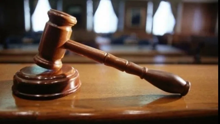 Καταδικάστηκαν οι δυο Γερμανοί που τόλμησαν να κατεβάσουν την ελληνική σημαία και να υψώσουν την γερμανική
