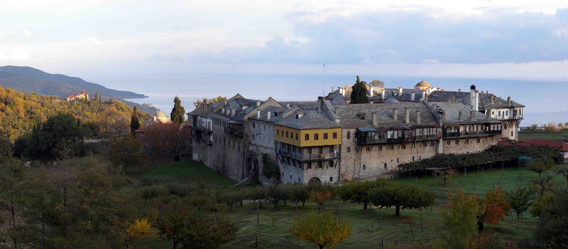 Ιερά-Μονή-Φιλοθέου.j