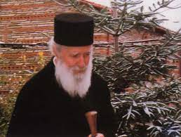 Οι επιθέσεις στο ράσο και «Ο Μητροπολίτης των τρόλεϊ».