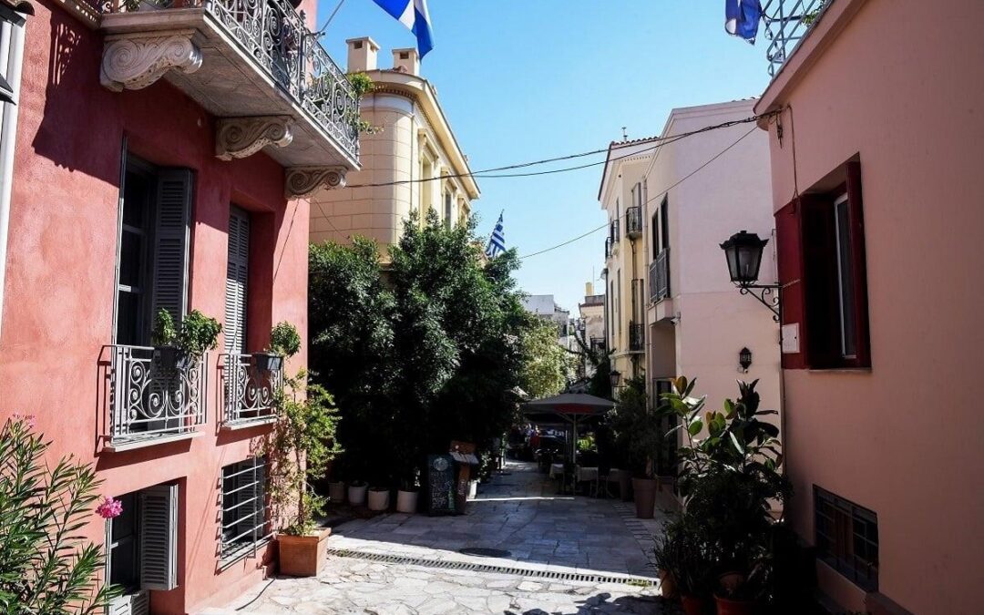 Πλάκα: Κόλαση η ζωή των μόνιμων κατοίκων σε μια παραδεισένια γειτονιά
