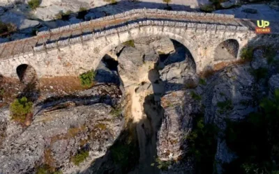 Tο ομορφότερο πέτρινο τοξωτό γεφύρι της Ελλάδας κυριολεκτικά στην μέση του πουθενά: Εξαιρετικός προορισμός για εξερεύνηση [video]