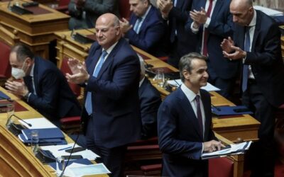 Φαρμακερά σχόλια στο Twitter για την «δραπέτευση» Μητσοτάκη από τη Βουλή