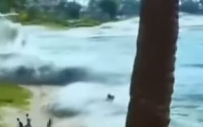 Δείτε το βίντεο “worst Tsunami in the beach” στο YouTube