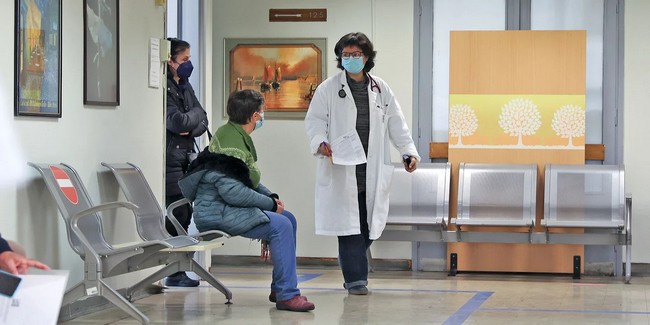 Άρωμα εκλογών: Επιστρέφουν οι ανεμβολίαστοι στο ΕΣΥ -Επιστρoφή προστίμων και σε ανεμβολίαστους άνω των 60