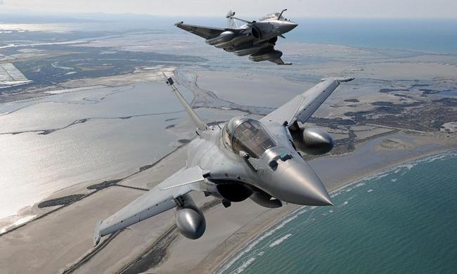 Πολεμική Αεροπορία: Έφθασε το 9ο μαχητικό Rafale και τρία F-16 Viper