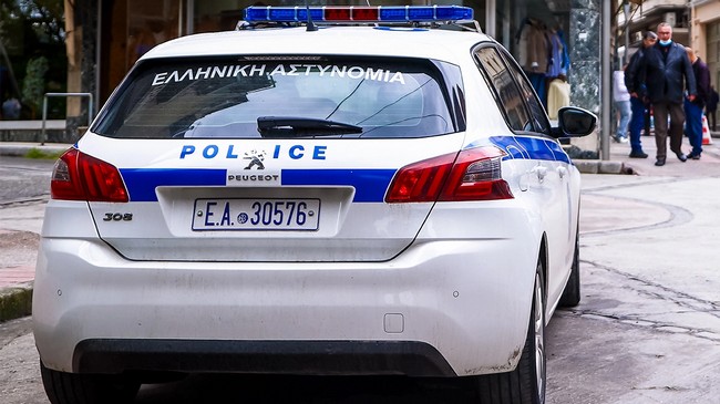Σπάρτη: Συμμορία «ρημάζει» αυτοκίνητα έξω από νεκροταφείο