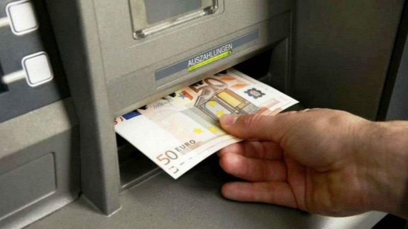 Πήγε στο ΑΤΜ και έβγαλε 50 ευρώ – Μόλις είδε το χαρτονόμισμα άρχισε να ουρλιάζει