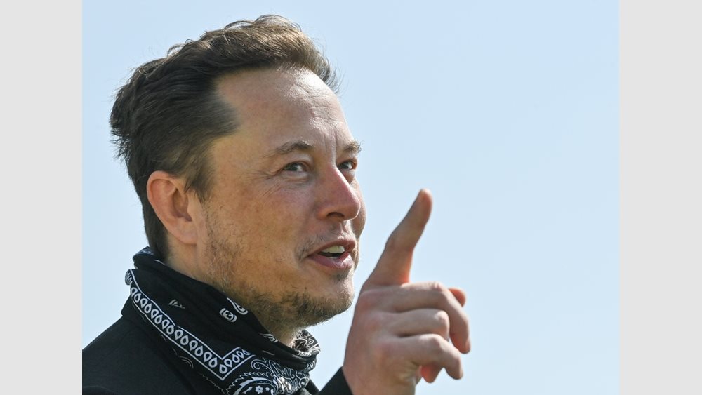 Elon Musk: Ο πραγματικός λόγος πίσω από την επίθεση στην Apple και στον Tim Cook