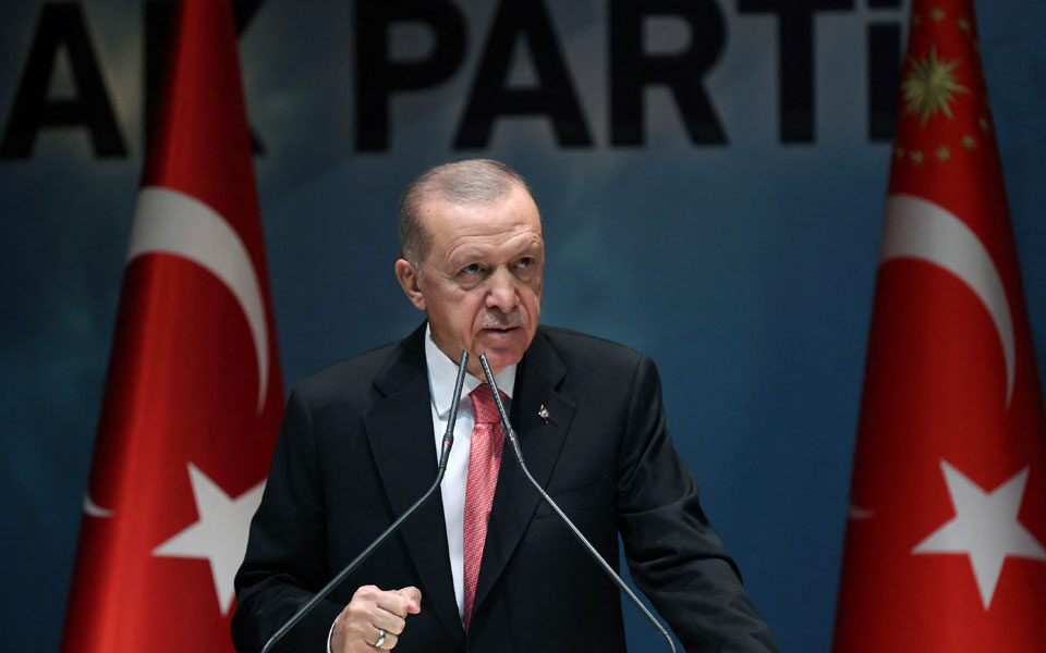 Νέες ακρότητες Ερντογάν: «Αφήνουν πρόσφυγες να πεθάνουν στη θάλασσα» – Μιλά για χώρες «καταφύγια προδοτών»