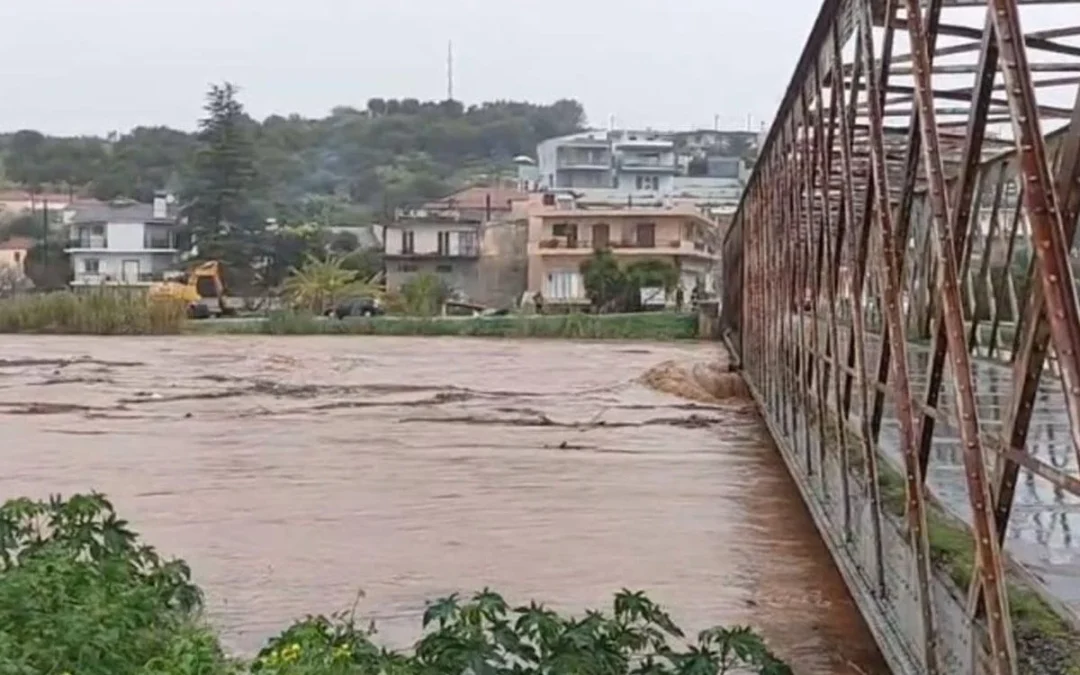 Λακωνία: Έφτασε στο ύψος της γέφυρας η στάθμη του Ευρώτα – Μεγάλη ανησυχία για πλημμύρα