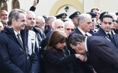 Σάλος με την υπόκλιση και το χειροφίλημα στην Σακελλαροπούλου από τον Επίτιμο Αρχηγό ΓΕΣ, Φράγκο Φραγκούλη!