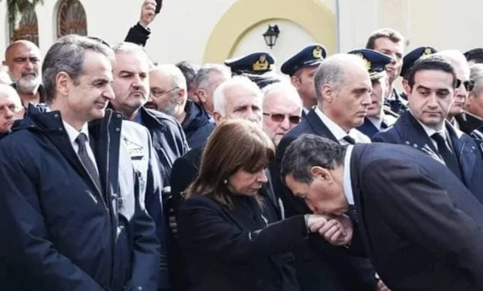 Σάλος με την υπόκλιση και το χειροφίλημα στην Σακελλαροπούλου από τον Επίτιμο Αρχηγό ΓΕΣ, Φράγκο Φραγκούλη!