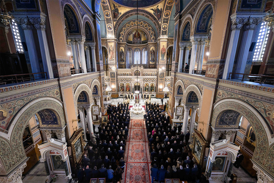 Μνημόσυνο τέως βασιλιά Κωνσταντίνου: Συγκίνηση στη Μητρόπολη – Γονάτισαν τα παιδιά του