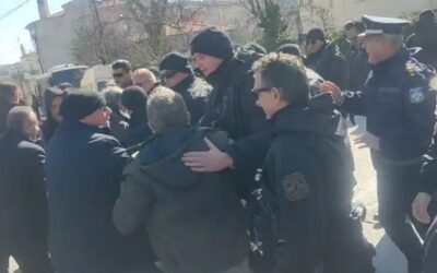 Κοζάνη: Με ΜΑΤ και ξύλο απομάκρυναν διαδηλωτές για να… περάσει ο Μητσοτάκης (Video)