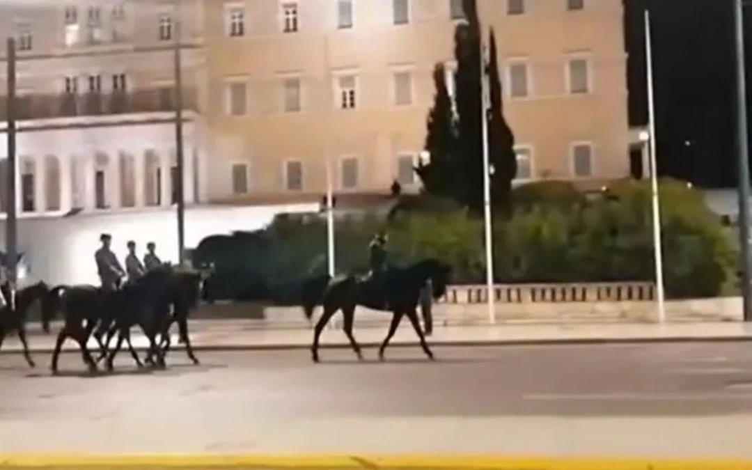 Το Ιππικό βγήκε στο Σύνταγμα: Σπάνιες εικόνες έξω από τη Βουλή