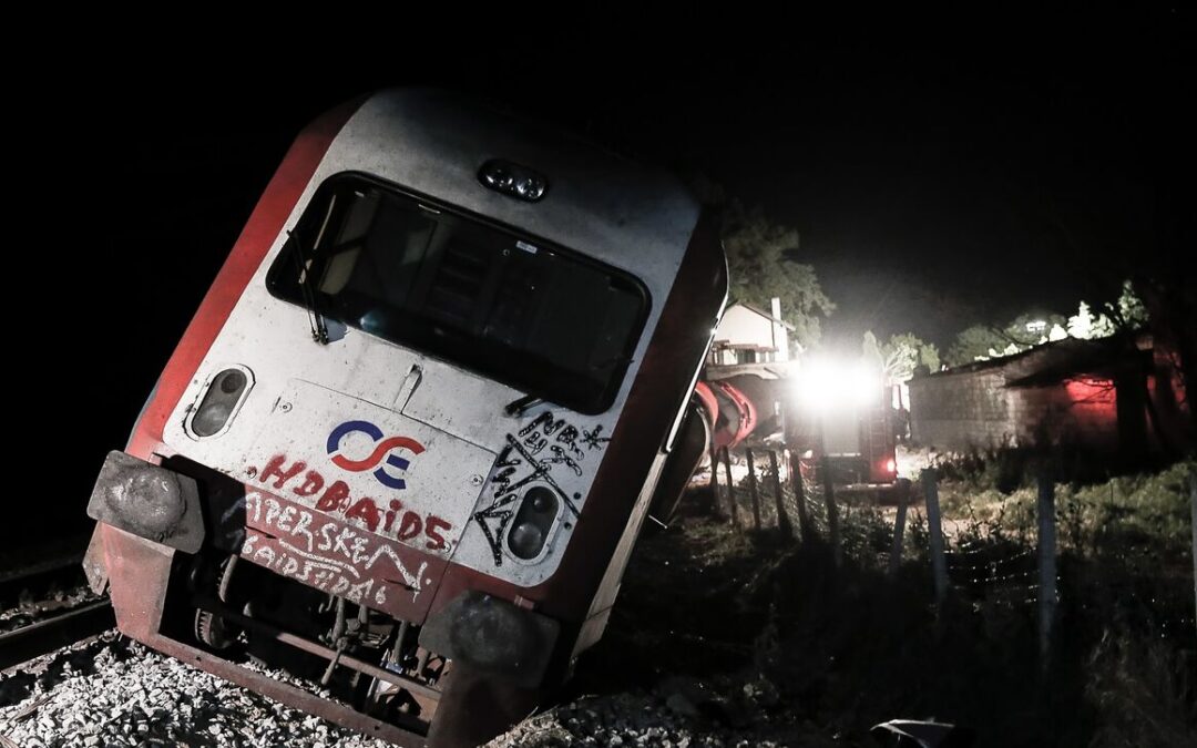 Σύγκρουση τρένων και νεκροί στα Τέμπη: «Άνθρωποι ούρλιαζαν, λύγισε 90 μοίρες το τρένο»