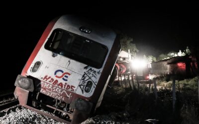 Σύγκρουση τρένων και νεκροί στα Τέμπη: «Άνθρωποι ούρλιαζαν, λύγισε 90 μοίρες το τρένο»
