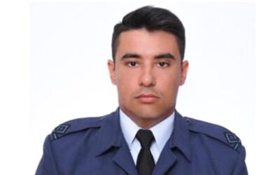 ΚΗΔΕΎΤΗΚΕ Ο ΑΝΤΙΠΤΈΡΑΡΧΟΣ ΠΕΡΙΚΛΉΣ ΣΤΕΦΑΝΊΔΗΣ. Οι αεροπόροι- συνάδελφοι του Περικλή Στεφανίδη, κλαίγοντας, στο τελευταίο αντίο