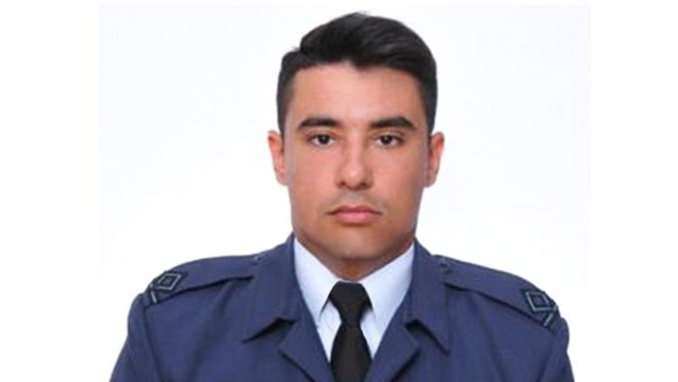 ΚΗΔΕΎΤΗΚΕ Ο ΑΝΤΙΠΤΈΡΑΡΧΟΣ ΠΕΡΙΚΛΉΣ ΣΤΕΦΑΝΊΔΗΣ.                 Οι αεροπόροι- συνάδελφοι του Περικλή Στεφανίδη, κλαίγοντας, στο τελευταίο αντίο