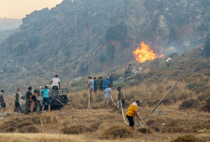 Φωτιά στη Ρόδο: Ομάδες περιφρούρησης σε όλα τα χωριά – Διαψεύδονται τα περί προσαγωγής υπόπτου.