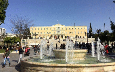 Είκοσι Παλαιστίνιοι στο Σύνταγμα άνοιξαν σημαία και έβγαζαν φωτογραφίες με όπλο