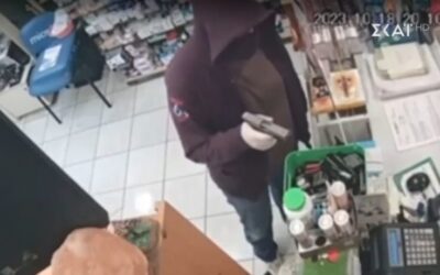 Η στιγμή που άγνωστος βγάζει όπλο σε φαρμακείο και πλησιάζει την υπάλληλο (Video)
