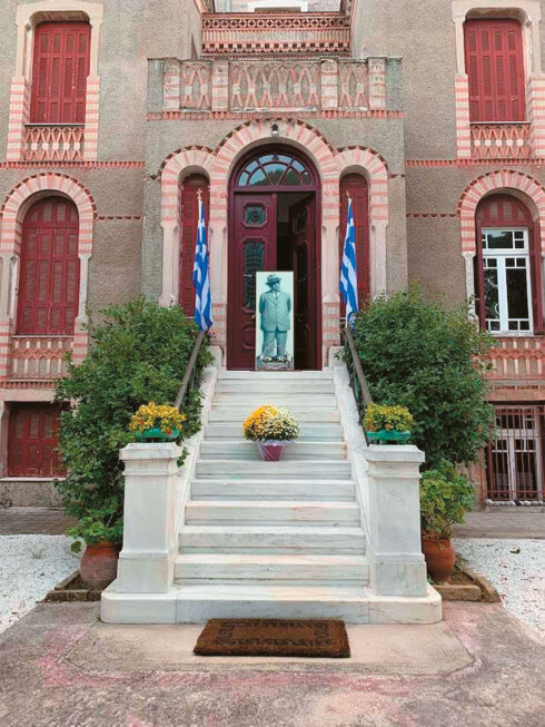 Επέτειος 28ης Οκτωβρίου 1940 – Κοσμοσυρροή στην οικία Μεταξά, εκεί που ακούστηκε το ιστορικό «Όχι» – Δείτε φωτογραφίες