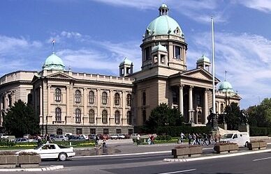 Η Ρωσία κατηγορεί τη Δύση ότι προσπαθεί να αποσταθεροποιήσει την κατάσταση στη Σερβία