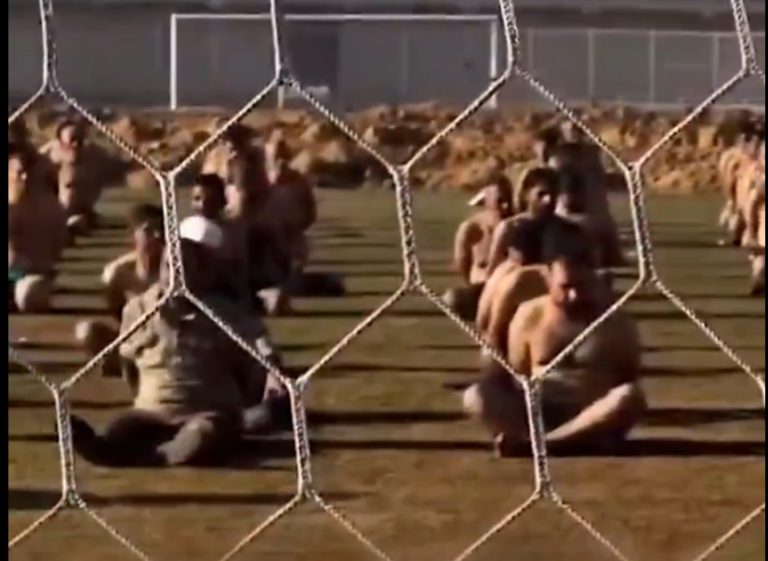 Γάζα: Στρατόπεδο συγκέντρωσης με γυμνούς κρατούμενους, μικρά παιδιά και… ελληνική σημαία