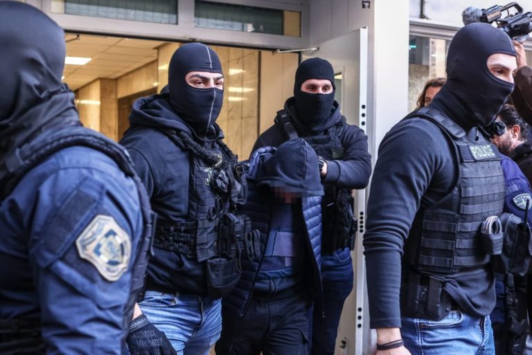 Ρέντης: Σε εξωνεφρική αιμοκάθαρση υποβλήθηκε ο αστυνομικός – Απολογείται ο 18χρονος