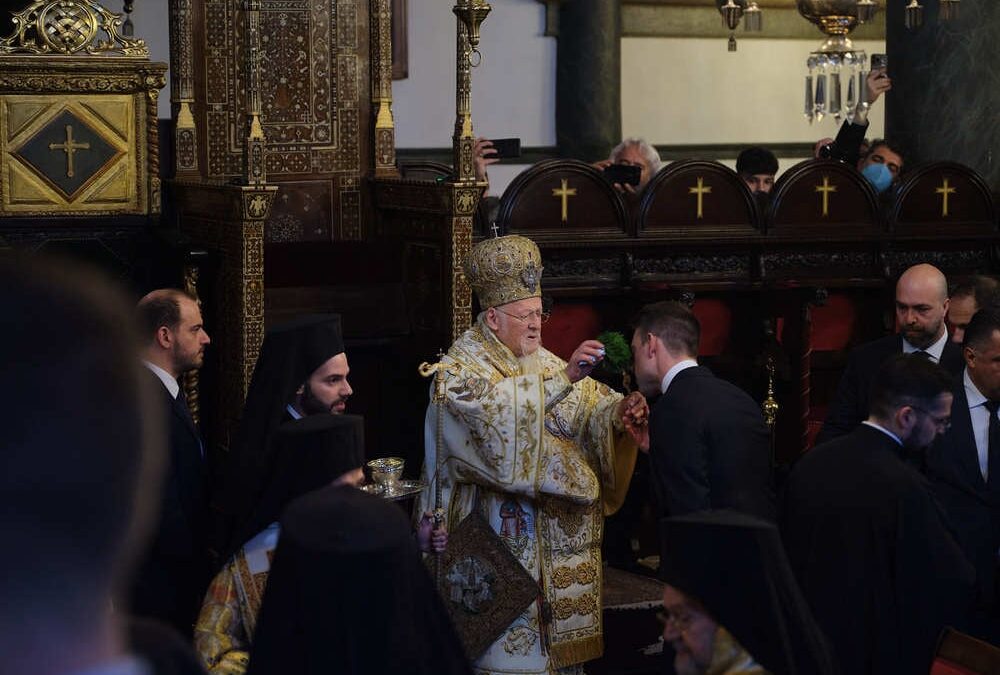 Η ΗΘΙΚΉ ΚΑΤΡΑΚΎΛΑ ΤΟΥ ΦΑΝΑΡΊΟΥ: Ο Πατριάρχης “αγιάζει” τον Στέφανο Κασσελάκη που ασπάζεται τον Σταυρό.