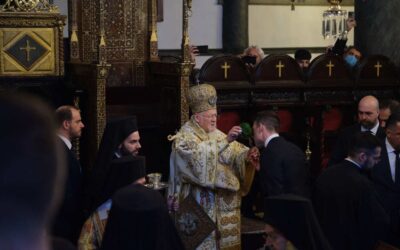 Η ΗΘΙΚΉ ΚΑΤΡΑΚΎΛΑ ΤΟΥ ΦΑΝΑΡΊΟΥ: Ο Πατριάρχης “αγιάζει” τον Στέφανο Κασσελάκη που ασπάζεται τον Σταυρό.
