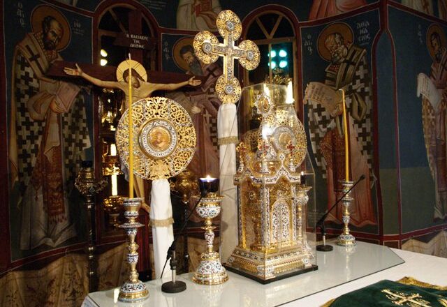 Διαρκής διαμαρτυρία για την αντίχριστη αφαίρεση του Εσταυρωμένου και του Σταυρού στην Ι.Μ. Περιστερίου