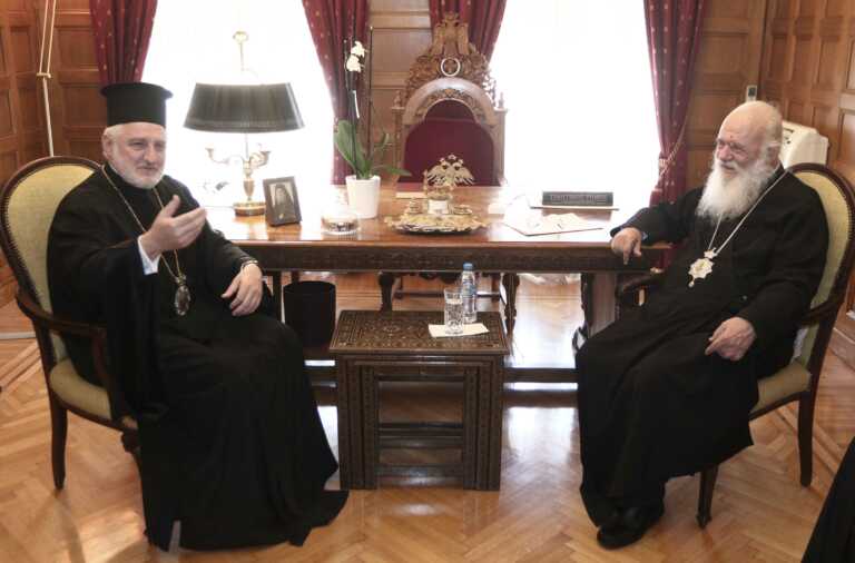 ΠΡΟΚΑΛΕΊ Ο ΑΙΡΕΤΙΚΌΣ ΑΡΧΙΕΠΊΣΚΟΠΟΣ ΕΛΠΙΔΟΦΌΡΟΣ:           “Στη δική μας Εκκλησία δεν υπάρχει κώλυμα να βαφτίζεται ένα παιδί οποιασδήποτε προέλευσης”