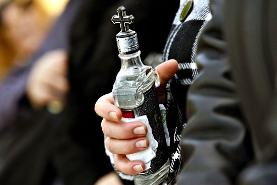 ΕΒΑΛΑΝ ΑΓΙΑΣΜΌ ΚΑΙ ΜΑΓΙΚΆ ΜΑΖΊ