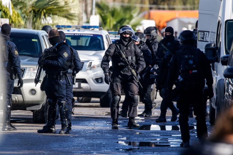 Πυροβολισμοί σε ναυτιλιακή στη Γλυφάδα: Αναφορές για τουλάχιστον τρεις νεκρούς εργαζόμενους – Νεκρός ο δράστης